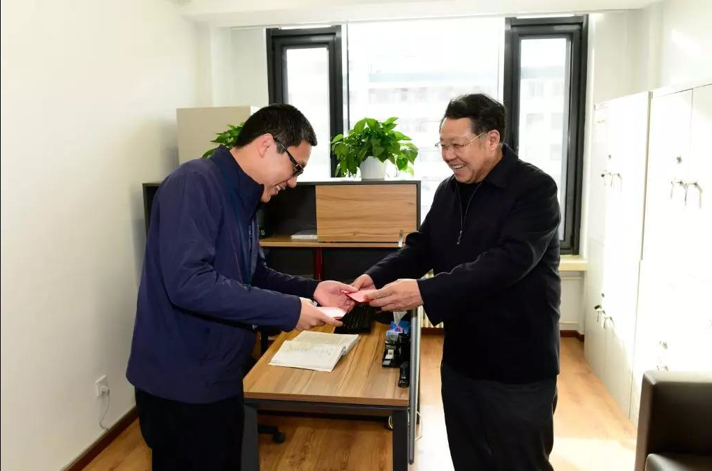 ROR体育
集团党组成员走访慰问