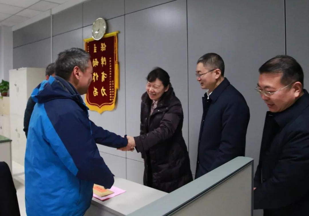 ROR体育
集团党组成员走访慰问