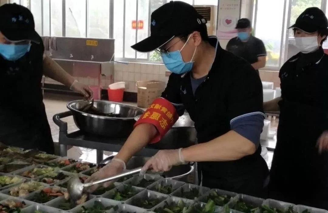 年轻人组成的志愿者队伍